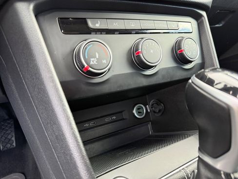 Used 2022 Volkswagen Taos SE w/ Panoramic Sunroof Package image 24