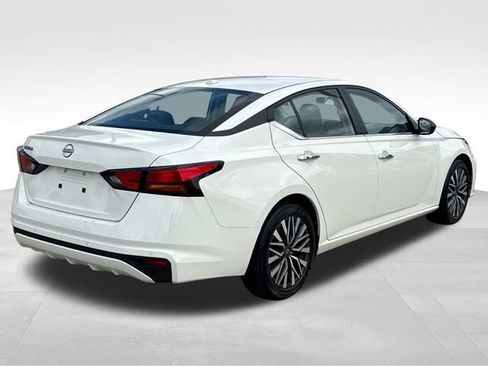 Used 2025 Nissan Altima 2.5 SV FWD image 9