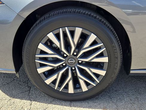 Used 2024 Nissan Altima 2.5 SV image 11