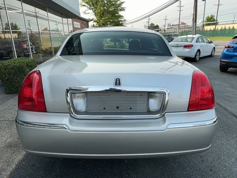 Used 2009 Lincoln Town Car Signature Limited RWD image 23
