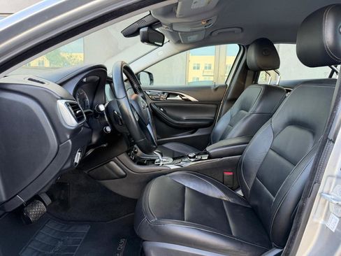 Used 2017 INFINITI QX30 FWD image 14