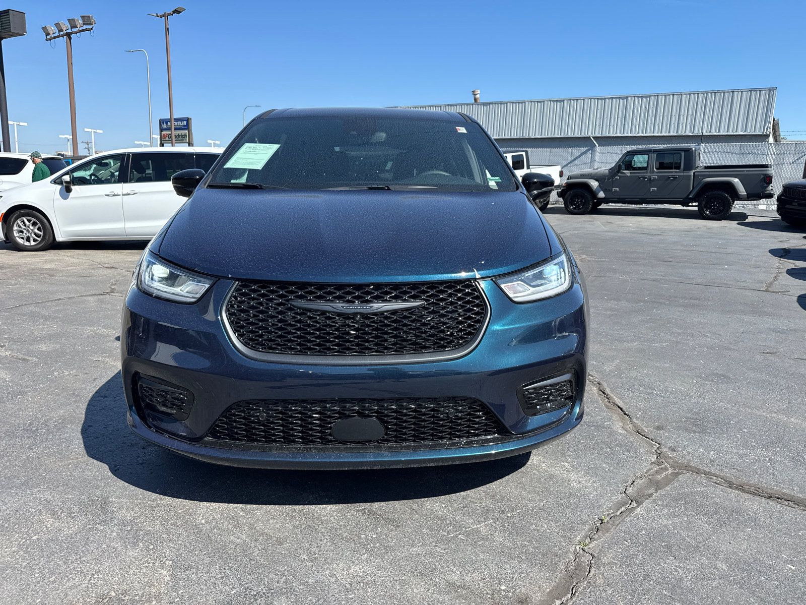 Used 2024 Chrysler Pacifica Limited FWD image 2