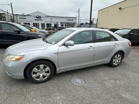 Used 2009 Toyota Camry LE FWD image 2