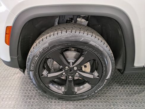 Used 2023 Jeep Grand Cherokee Altitude image 7