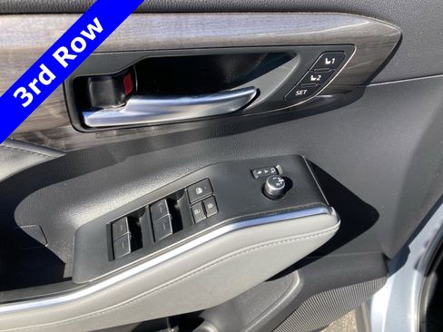 Used 2024 Toyota Highlander Limited image 12