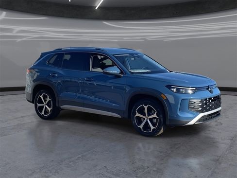 New 2026 Volkswagen Tiguan SE image 2