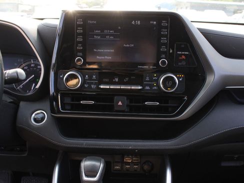 Used 2021 Toyota Highlander XLE AWD/4WD image 13