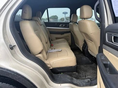 Used 2017 Ford Explorer XLT w/ Equipment Group 202A AWD/4WD image 13