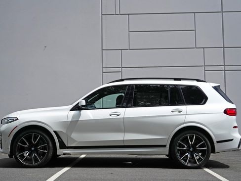 Used 2022 BMW X7 xDrive40i w/ M Sport Package AWD/4WD image 9