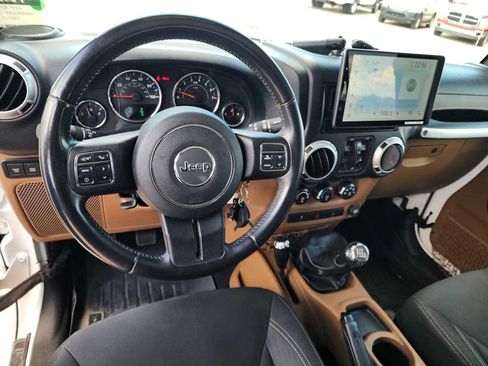 Used 2016 Jeep Wrangler Unlimited Rubicon w/ Connectivity Group AWD/4WD image 2
