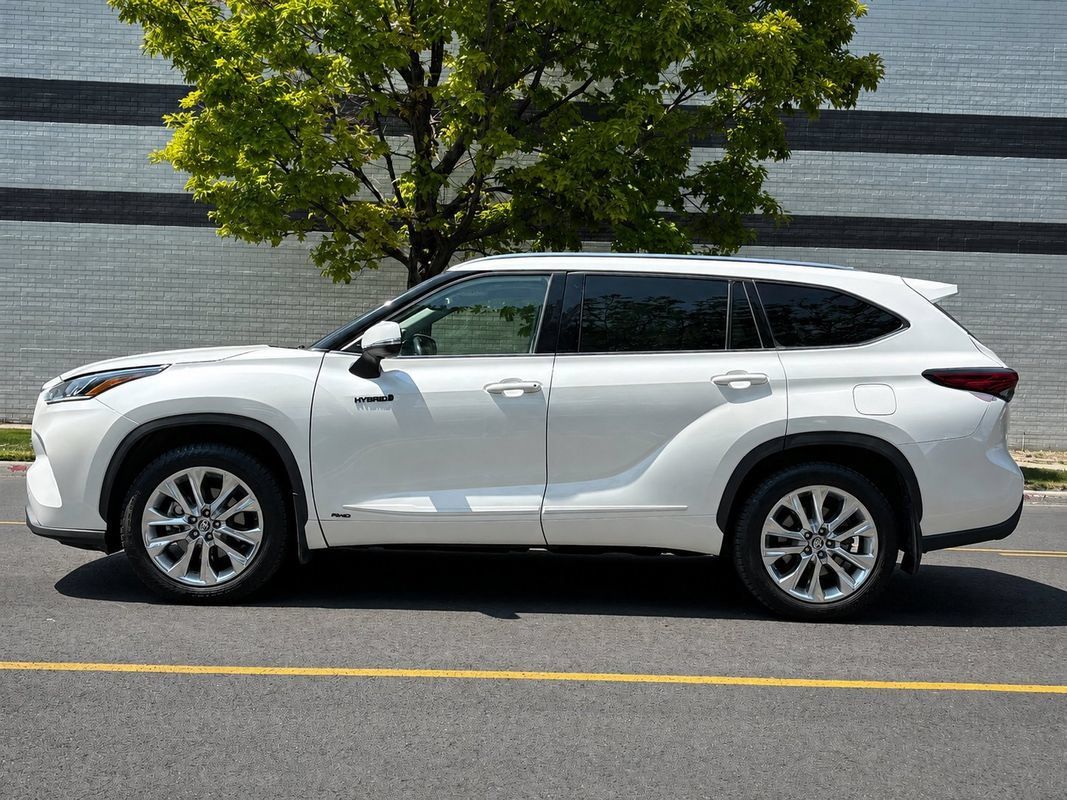 Used 2021 Toyota Highlander Limited AWD/4WD image 2