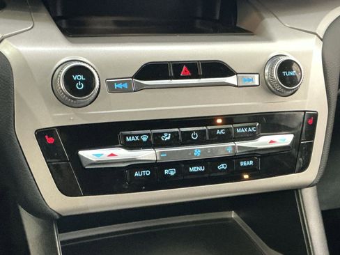 Used 2023 Ford Explorer XLT image 21