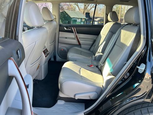Used 2013 Toyota Highlander Plus w/ Cold Weather Pkg image 23