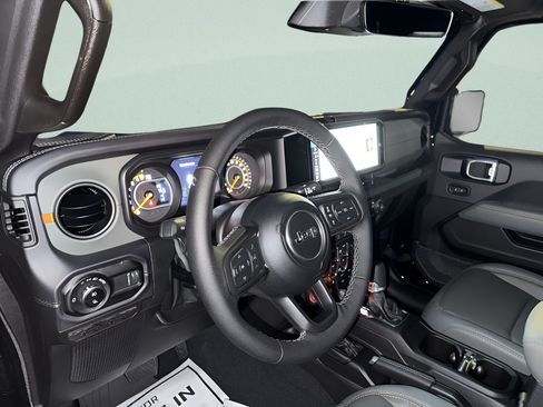 Used 2026 Jeep Gladiator Mojave AWD/4WD image 11
