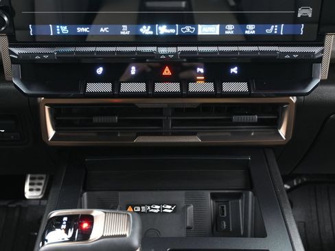 Used 2025 GMC Hummer EV 2X w/ LPO, Sport Package AWD/4WD image 37
