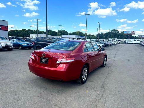 Used 2011 Toyota Camry LE image 3