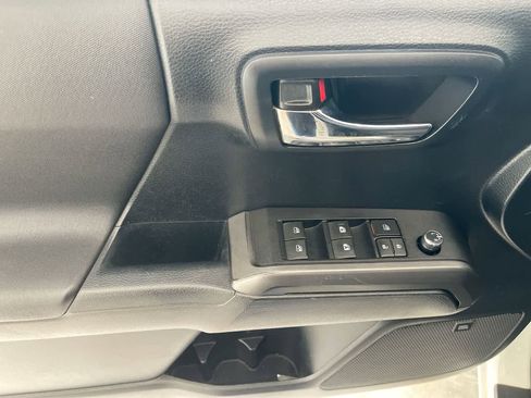 Used 2016 Toyota Tacoma TRD Off-Road AWD/4WD image 13