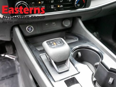 Used 2023 Nissan Rogue S AWD/4WD image 13