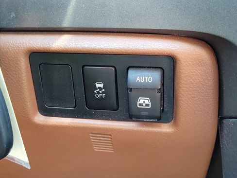 Used 2015 Toyota Sequoia Platinum image 19