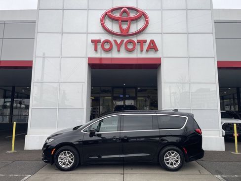 Used 2024 Chrysler Pacifica Touring-L image 35