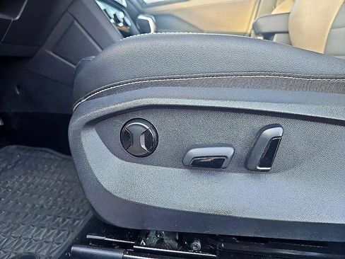 Used 2022 Volkswagen Taos SEL image 15