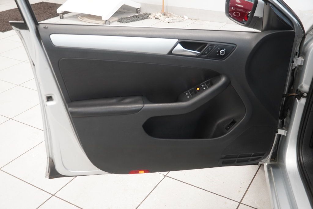 Used 2013 Volkswagen Jetta SE FWD image 6