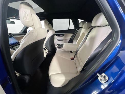 Used 2025 Mercedes-Benz GLC 300 4MATIC image 26