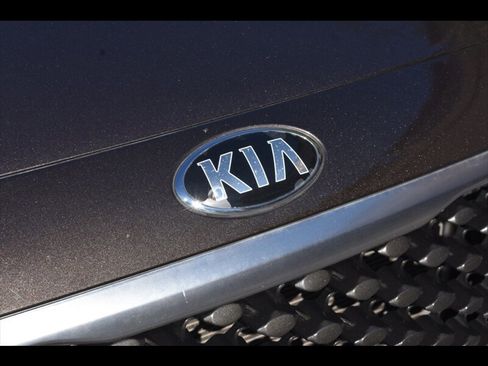 Used 2016 Kia Sedona SX image 46