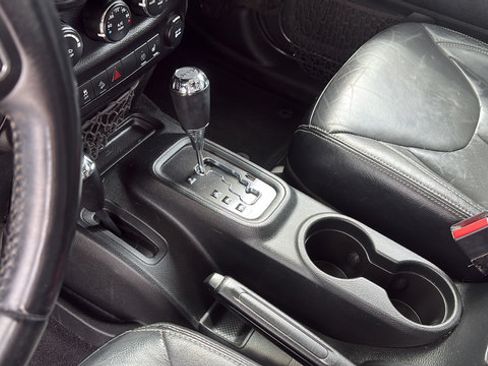 Used 2017 Jeep Wrangler Unlimited Sahara w/ Connectivity Group AWD/4WD image 14