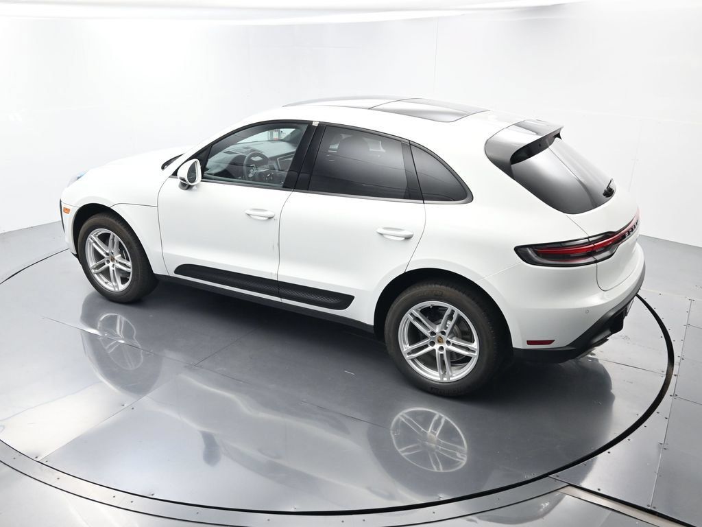 Certified 2025 Porsche Macan AWD/4WD image 34