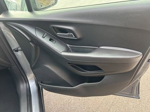 Used 2019 Chevrolet Trax LT w/ LT Convenience Package image 6