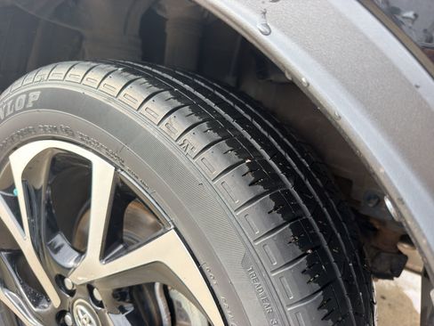 Used 2019 Toyota C-HR XLE FWD image 10