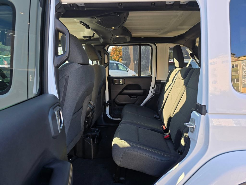 Used 2025 Jeep Wrangler Unlimited Sahara AWD/4WD image 16