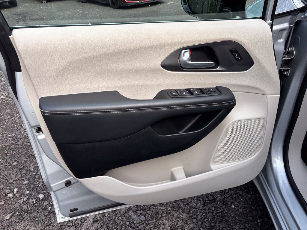 Used 2024 Chrysler Pacifica Touring-L FWD image 17