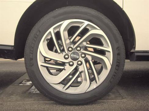Used 2025 Lincoln Navigator L Reserve AWD/4WD image 9