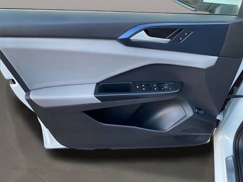 Used 2022 Volkswagen Taos SE w/ Panoramic Sunroof Package image 14