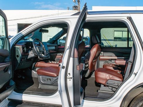 Used 2024 Ford Expedition Limited image 9