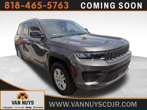 Used 2023 Jeep Grand Cherokee Laredo AWD/4WD image 1