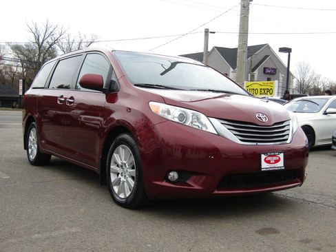 Used 2015 Toyota Sienna XLE w/ XLE Navigation Package image 1