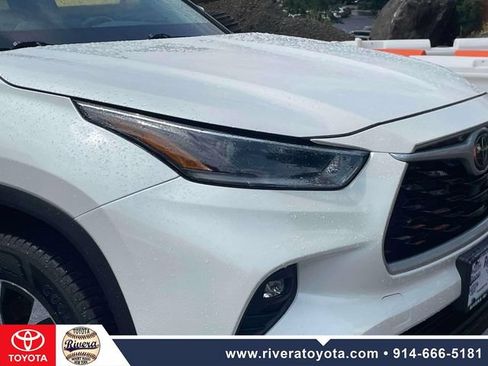 Used 2021 Toyota Highlander XLE AWD/4WD image 11