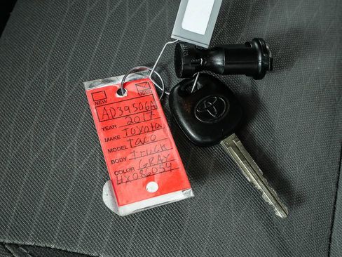 Used 2017 Toyota Tacoma SR image 33