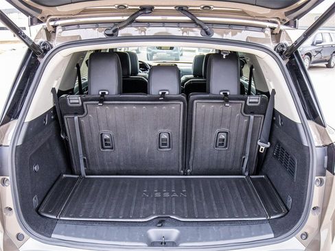 Used 2024 Nissan Pathfinder Platinum image 13