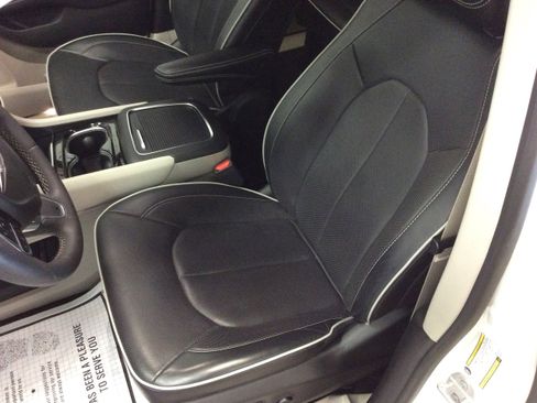 Used 2024 Chrysler Pacifica Limited w/ Trailer Tow Group image 18