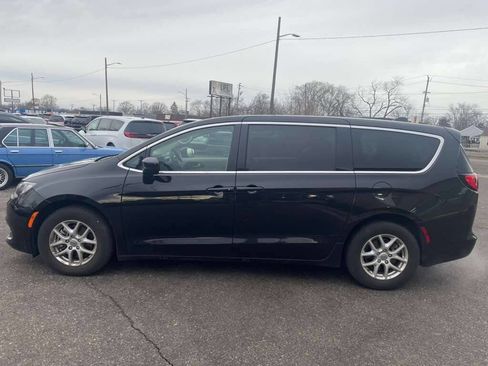 Used 2023 Chrysler Voyager LX image 5