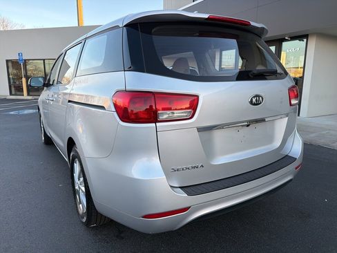 Certified 2018 Kia Sedona L image 9