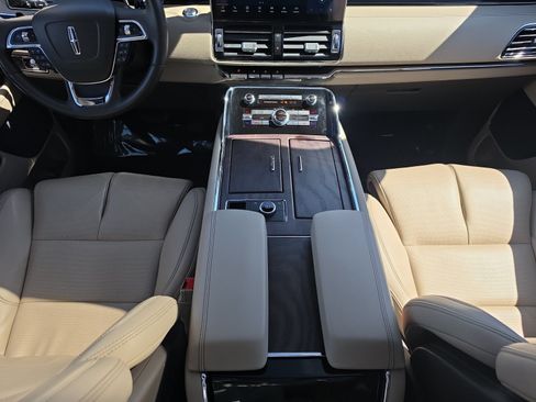 Used 2024 Lincoln Navigator Premiere AWD/4WD image 10