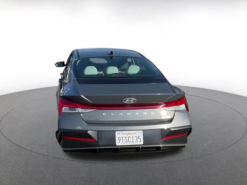 Used 2025 Hyundai Elantra Limited image 12