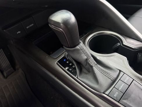 Used 2022 Toyota Camry SE FWD image 18