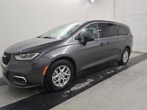 Used 2023 Chrysler Pacifica Touring-L FWD image 1