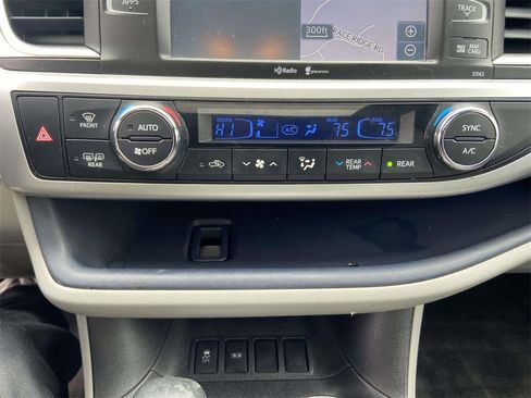 Used 2015 Toyota Highlander XLE image 23